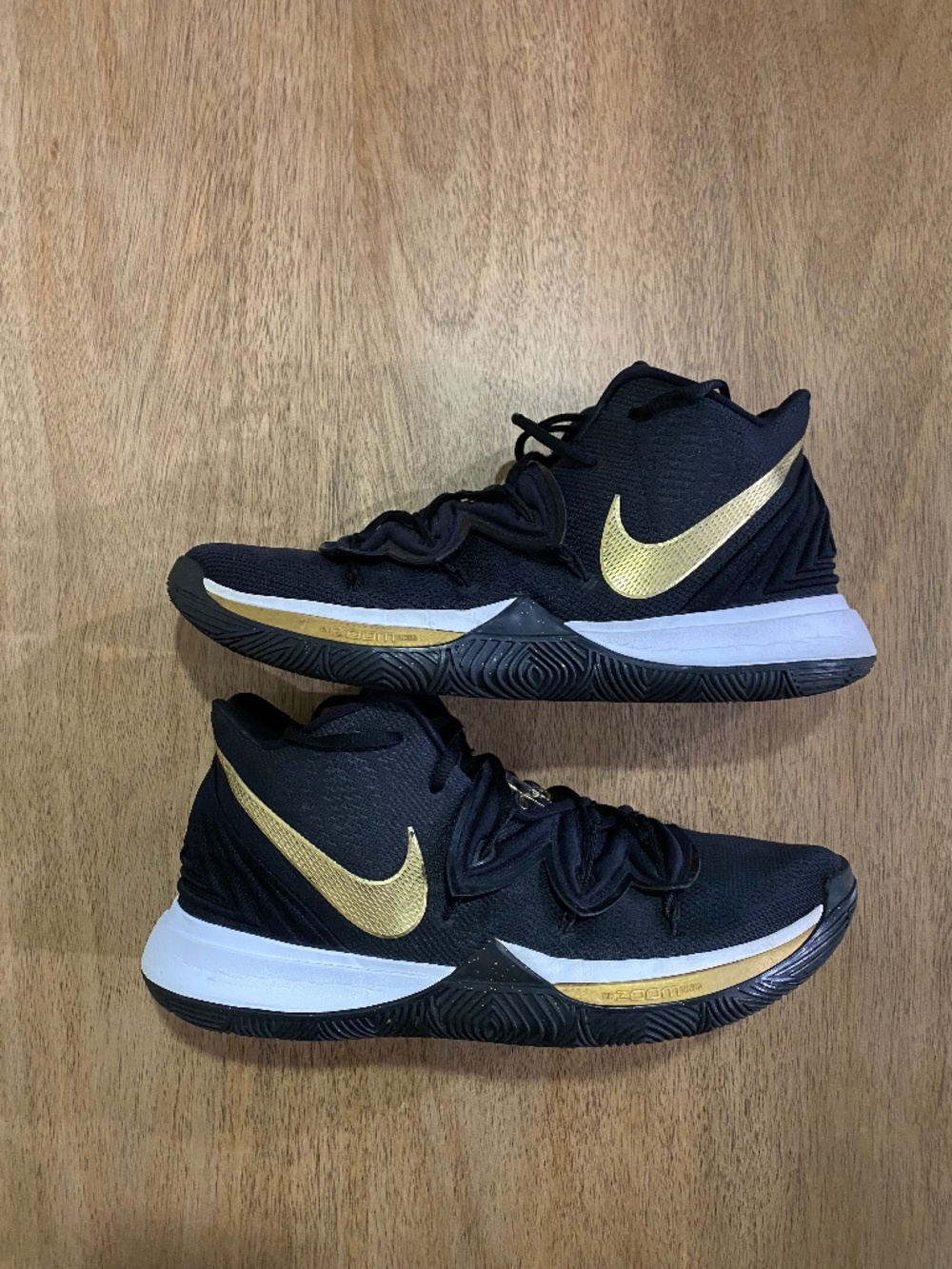 KYRIE 5 'BLACK METALLIC GOLD'